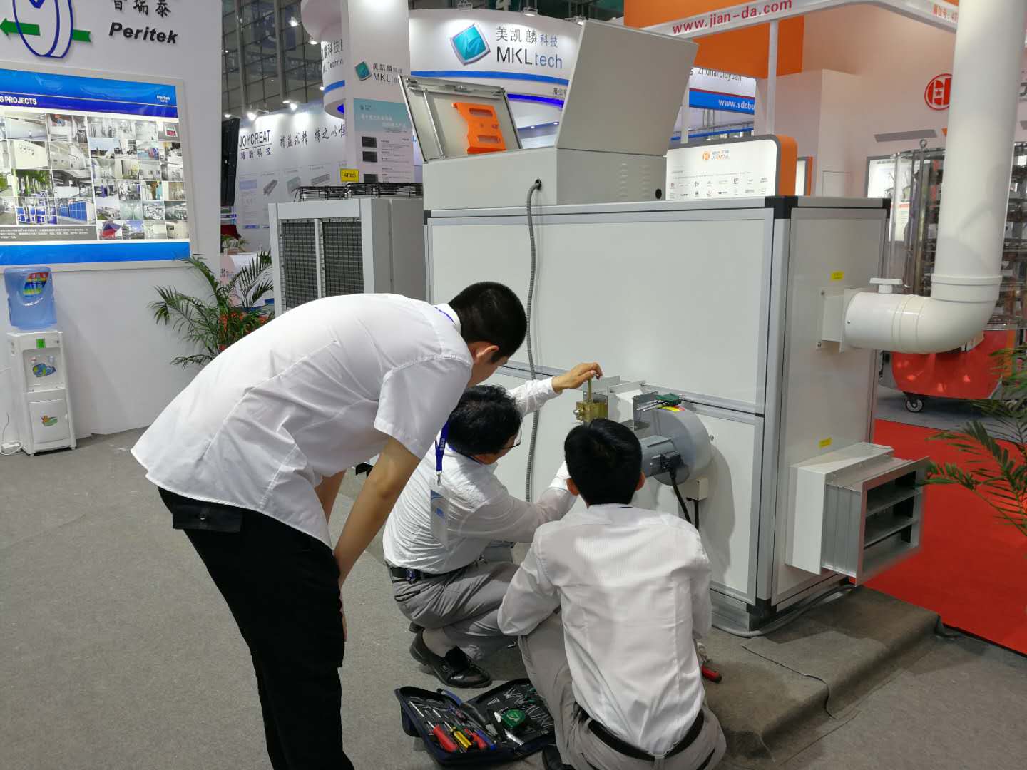 普瑞泰總經(jīng)理吳建平親自檢查參展設備